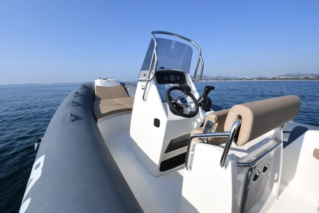 Polotuhá loď k pronájmu v La Trinité-sur-Mer za nejlepší cenu
