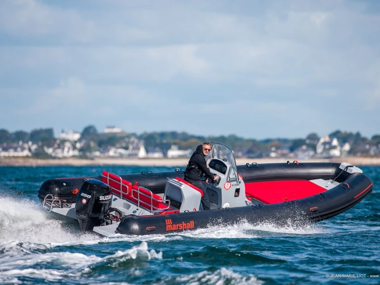 Marshall MARSHALL M6 jednotlivci a charterové společnosti v La Trinité-sur-Mer