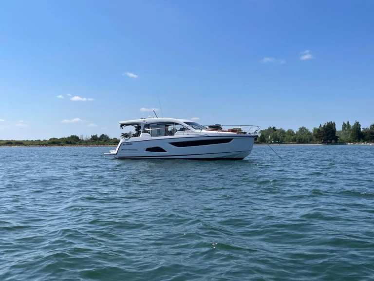 Pronájem lodi Sealine Sealine C390 v La Trinité-sur-Mer na Samboatu