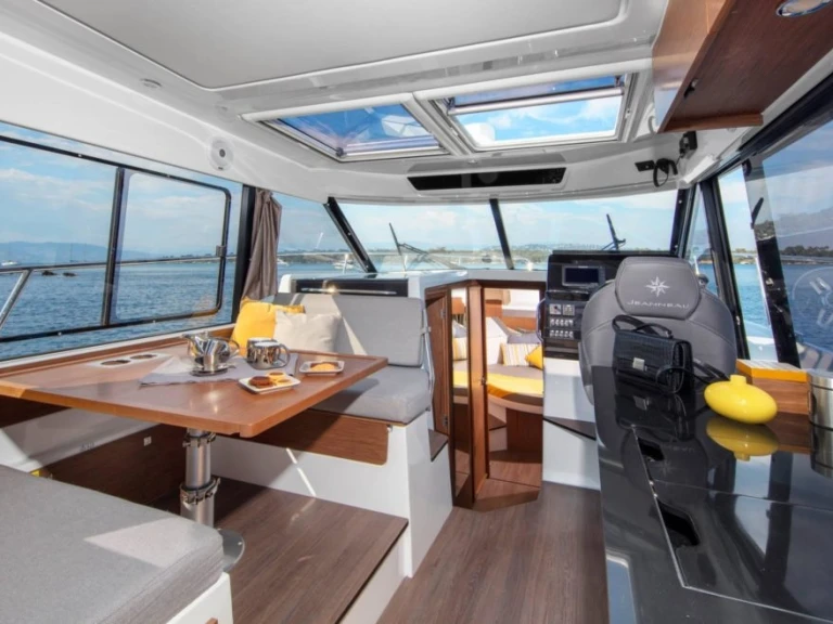 Jeanneau Merry Fisher 1095 jednotlivci a charterové společnosti v La Trinité-sur-Mer