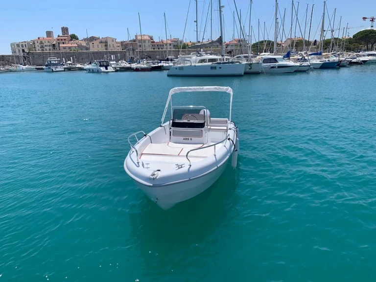Pronajmout Motorová loď se skipperem či ne Selva v Antibes