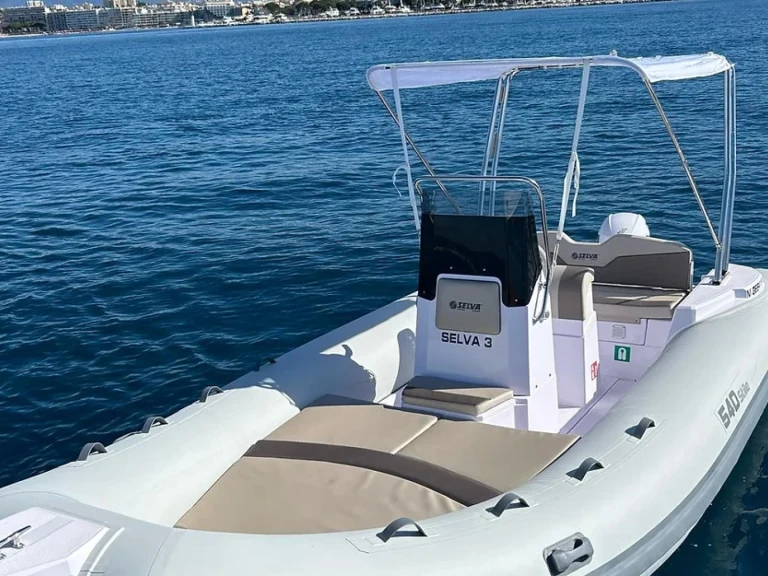 Pronajmout si Selva Selva 540 Stile v Antibes
