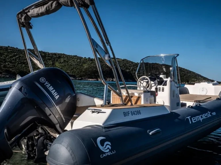 Pronajmout si Capelli Tempest 700 Sun v Propriano