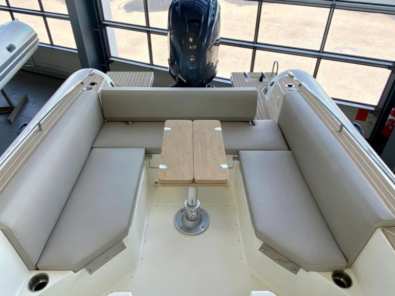 Capelli Tempest 900 jednotlivci a charterové společnosti v Port de Saint-Cyprien Méditerranée