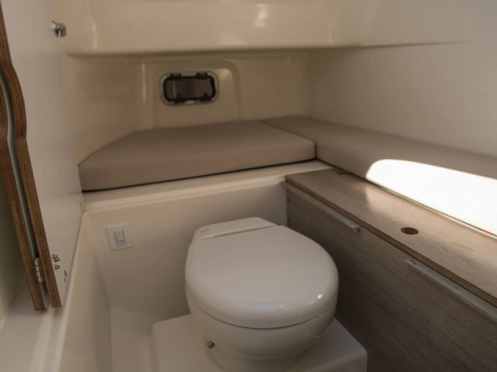 Polotuhá loď k pronájmu v Propriano za nejlepší cenu