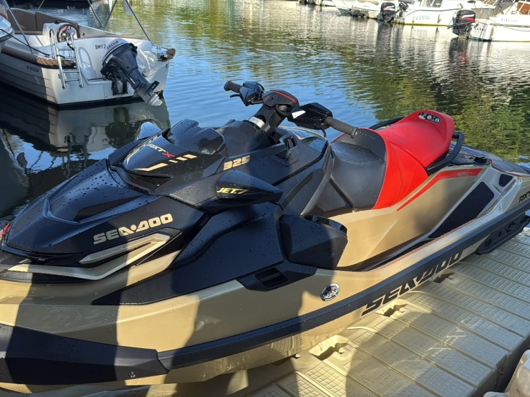 Sea-Doo RXT-X RS 325 jednotlivci a charterové společnosti v Mandelieu-la-Napoule