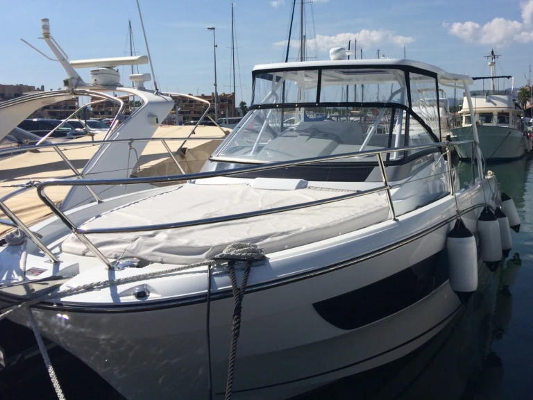 Jeanneau Cap Camarat 10.5 WA jednotlivci a charterové společnosti v Cogolin