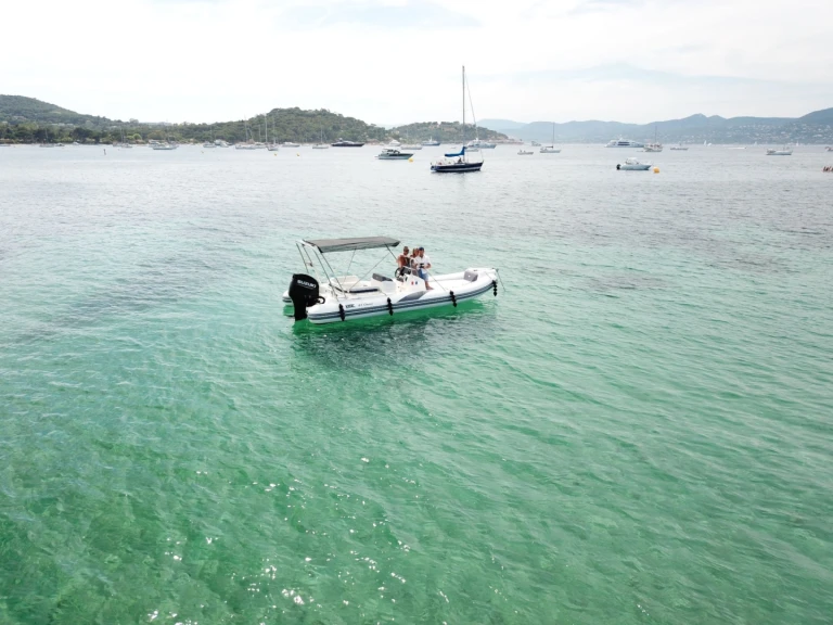 Pronajmout Polotuhá loď se skipperem či ne Bsc v Cogolin