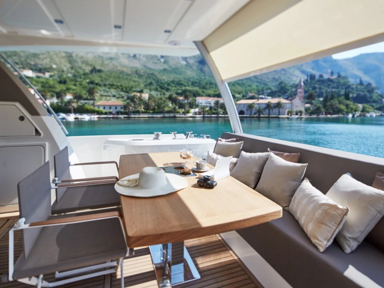 Prestige Prestige 680 jednotlivci a charterové společnosti v Antibes