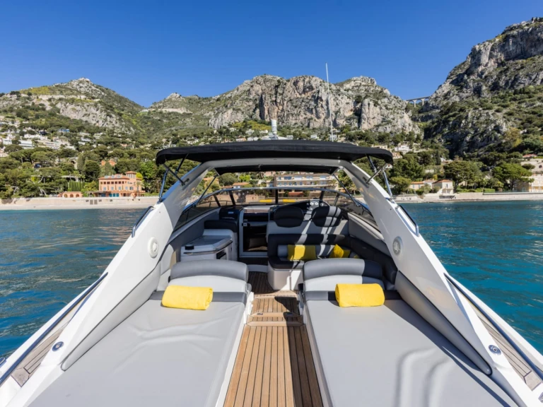 Pronájem Jachta Sunseeker s licencí