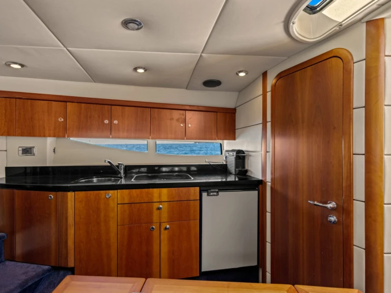 Sunseeker Superhawk 43 jednotlivci a charterové společnosti v Saint-Jean-Cap-Ferrat