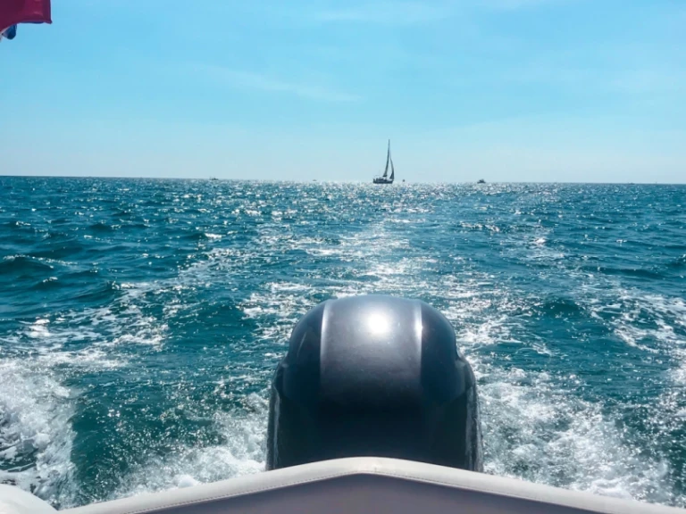 Polotuhá loď k pronájmu v Saint-Cyprien-Plage za nejlepší cenu