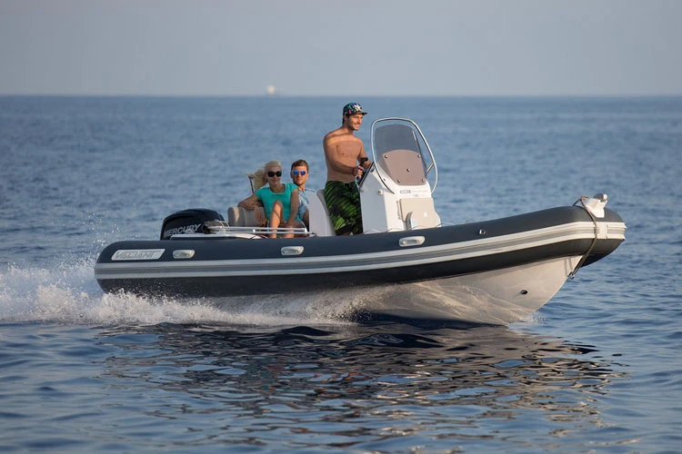 Polotuhá loď k pronájmu v Trégastel za nejlepší cenu