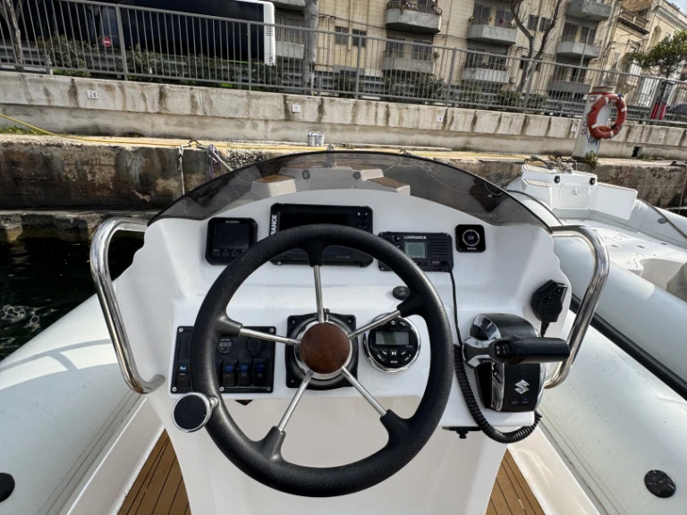 Onda marine 750 jednotlivci a charterové společnosti v Tal-Pietà