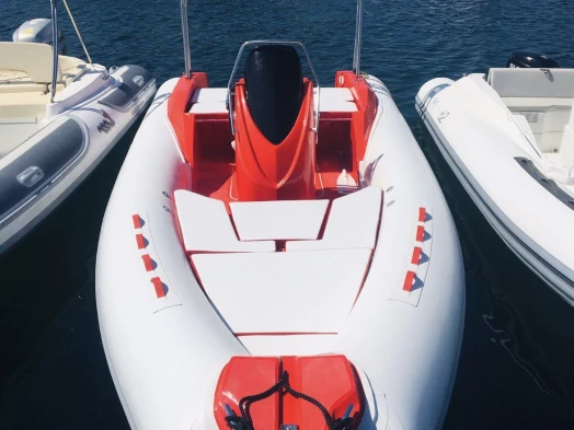 Magnus 6.20 jednotlivci a charterové společnosti v Porto Rotondo