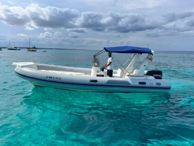 Polotuhá loď k pronájmu v Bonifacio za nejlepší cenu