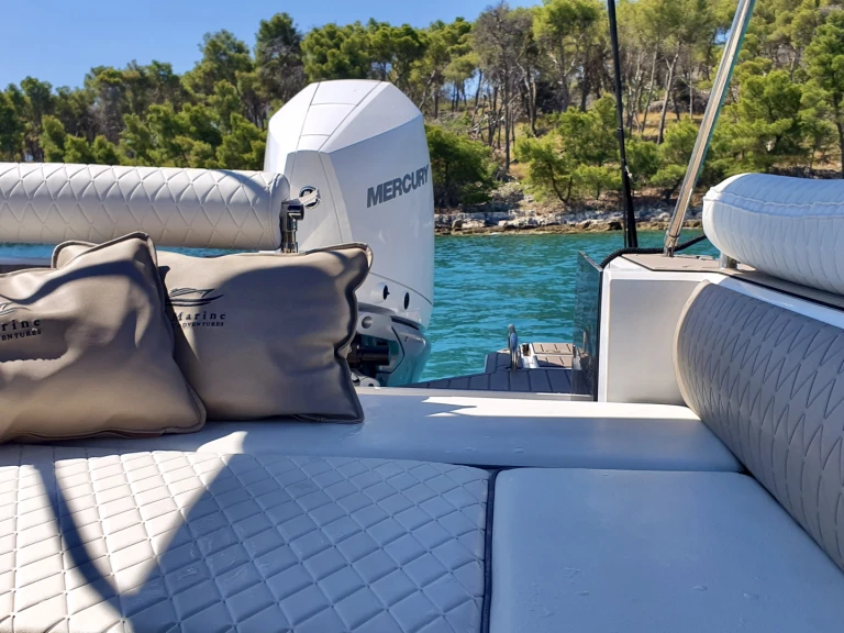 Pronajmout si Zenit Hunter 800 v Split