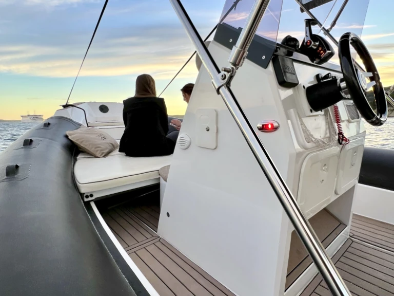 Pronajmout Polotuhá loď se skipperem či ne Zenit v Split