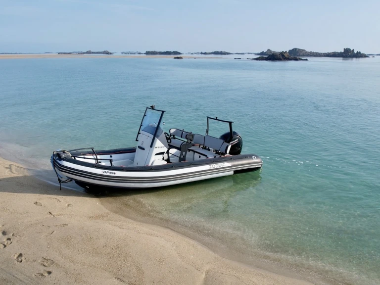 Polotuhá loď k pronájmu v Francie za nejlepší cenu