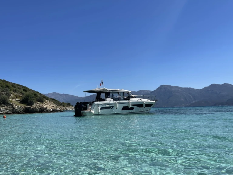 Pronájem Motorová loď Jeanneau s licencí