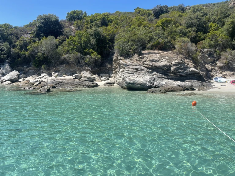 Jeanneau Merry Fisher 1095 jednotlivci a charterové společnosti v Oletta