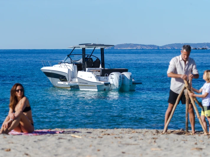 Jeanneau Cap Camarat 9.0 WA jednotlivci a charterové společnosti v Port de Hyères (St Pierre)