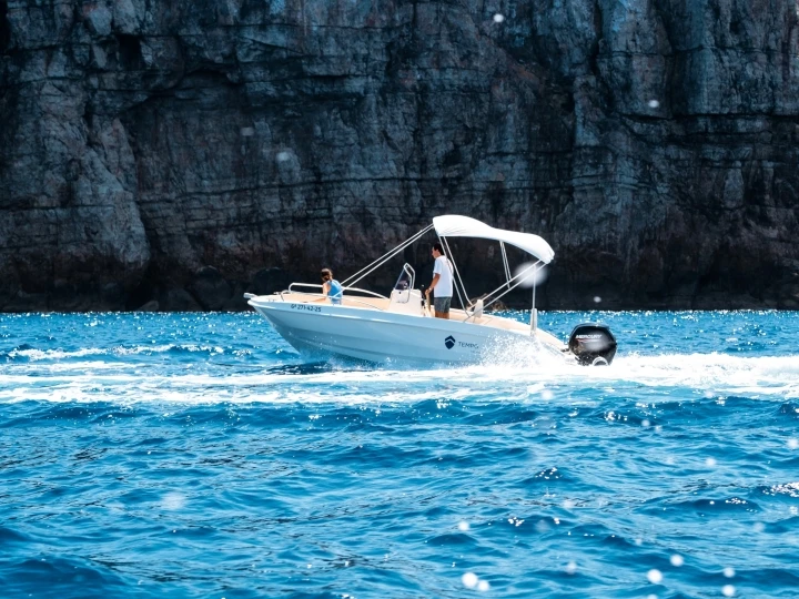 Pronájem Motorová loď Marine s licencí