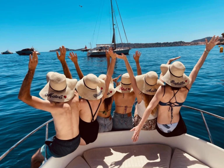 Motorová loď k pronájmu v Nice za nejlepší cenu