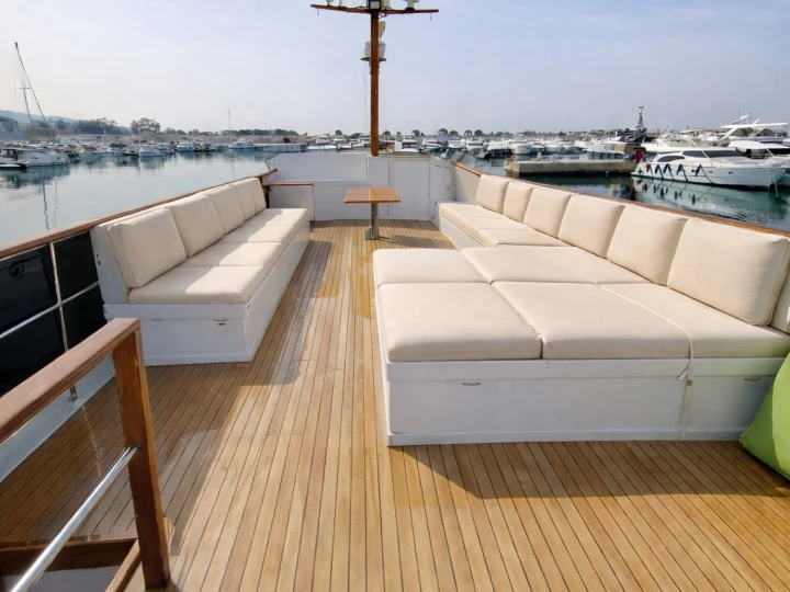 Pronajmout si Grand Banks Grand Banks 72 v Alimos