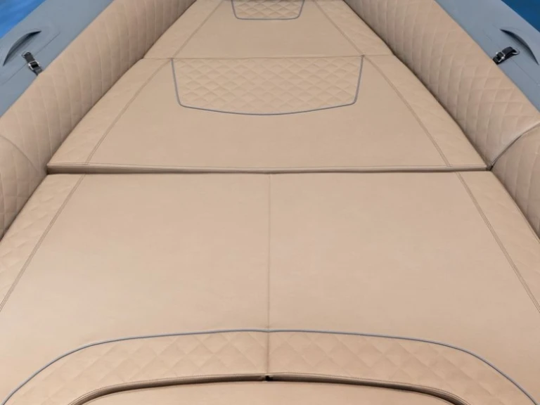 Polotuhá loď k pronájmu v Ajaccio za nejlepší cenu