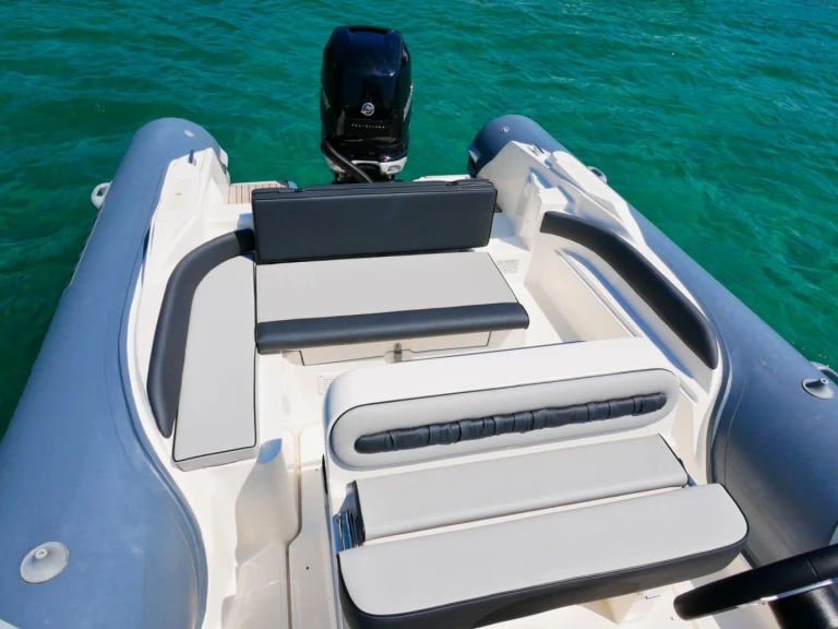 Pronájem Polotuhá loď v Hyeres -Lomac Lomac 790 IN