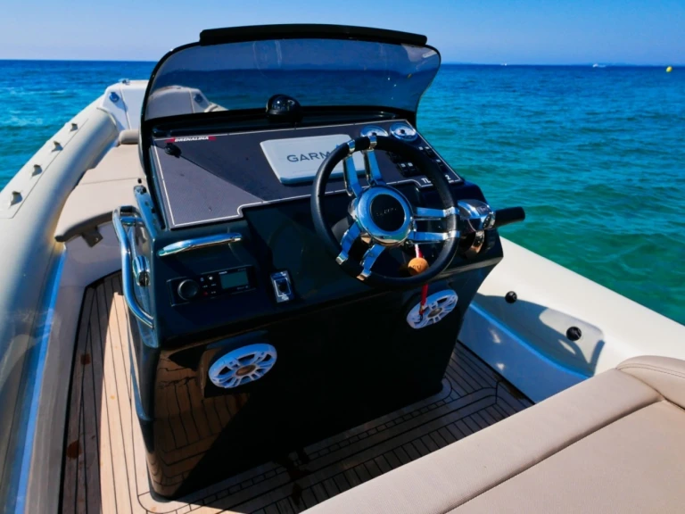 Lomac Adrenalina 7.5 jednotlivci a charterové společnosti v Hyeres