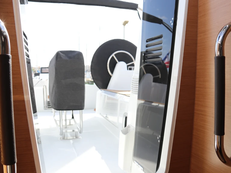 Jeanneau Sun Odyssey 350 jednotlivci a charterové společnosti v La Rochelle