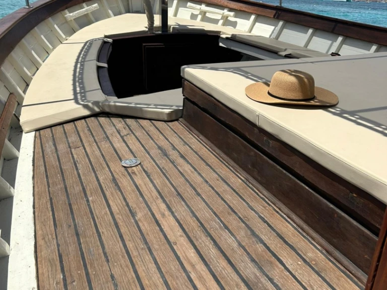 Pronajmout si Cantiere Demeglio Gozzo Storico v La Maddalena