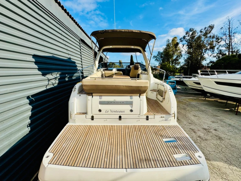 Jeanneau Leader 30 jednotlivci a charterové společnosti v Fréjus