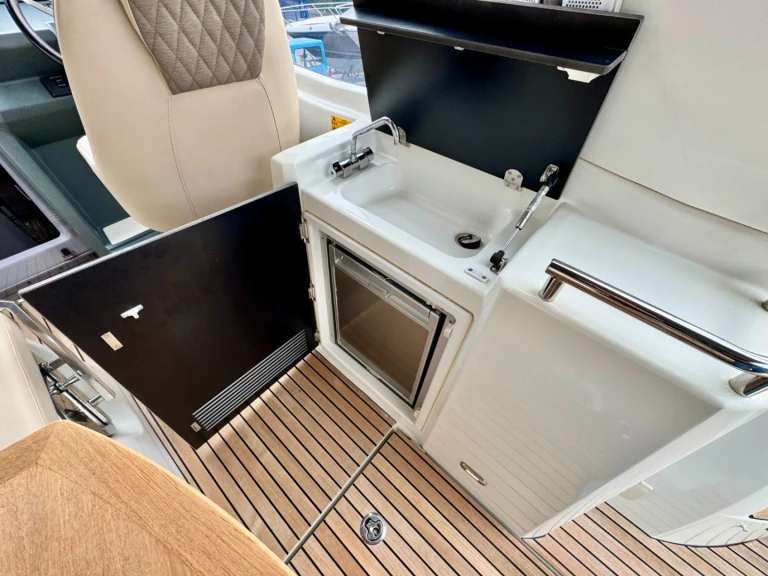 Pronájem lodi Fréjus lákavé ceny Leader 30