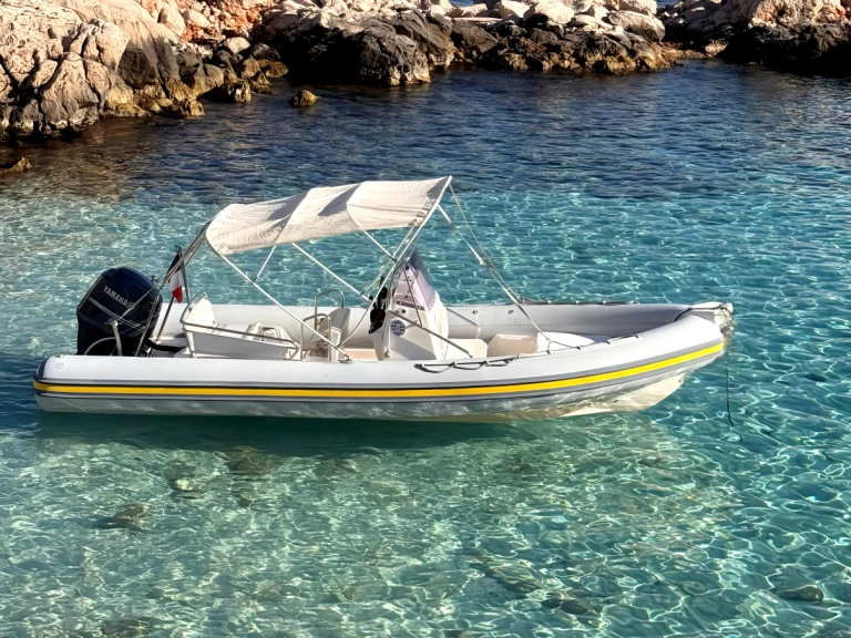 Joker Boat Clubman 23 jednotlivci a charterové společnosti v Les Lecques