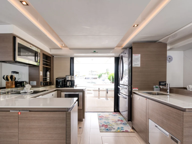 Pronajmout si Leopard 53 Motor Yacht v Tortola