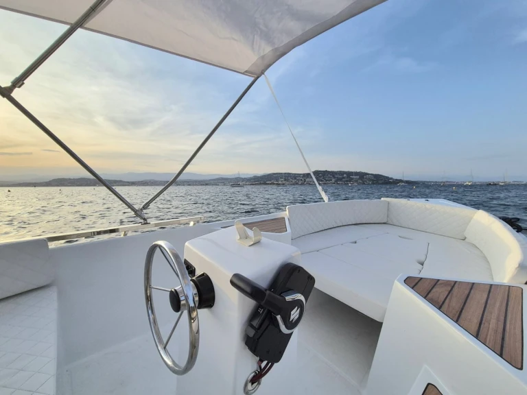 Pronajmout si Silver Silver yacht 495 v Cannes