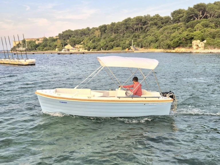 Pronájem lodi Cannes lákavé ceny Silver yacht 495