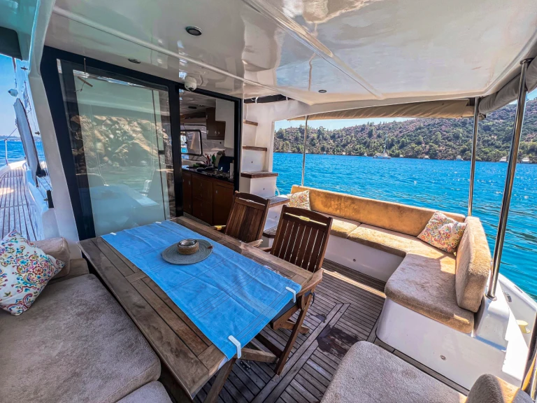 Pronájem Motorová loď v Skopea Marina -Custom Made Agara 44