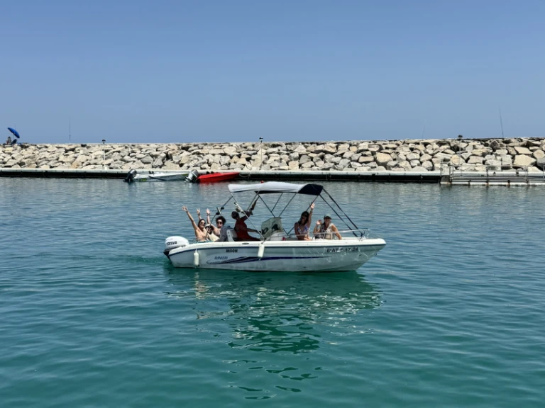 Rainieri Azzurra 500 jednotlivci a charterové společnosti v Estepona