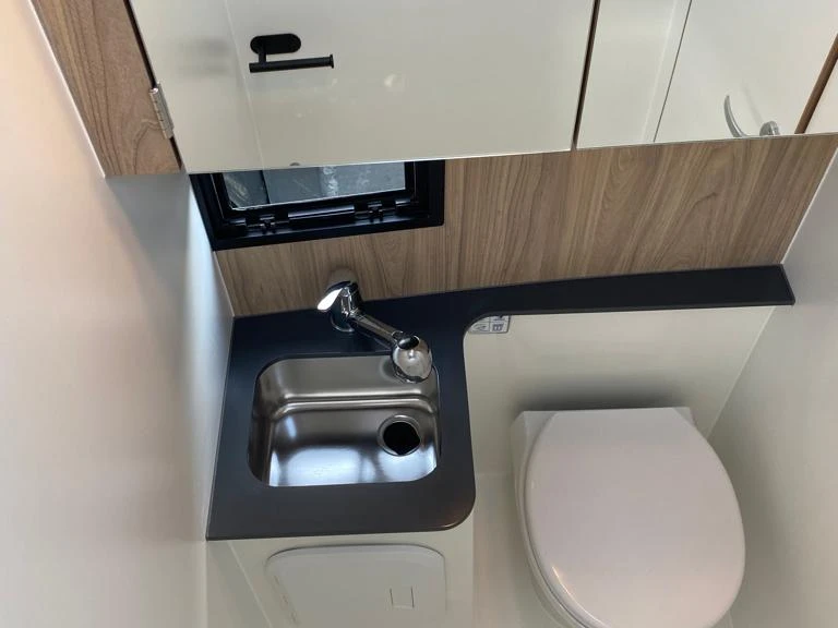 Pronájem lodi Fleesensee lákavé ceny Futura 40 Grand Horizon