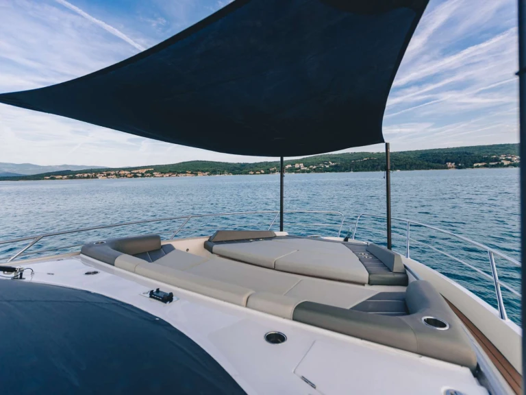 Pronajmout Jachta se skipperem či ne Sunseeker v Novi Vinodolski