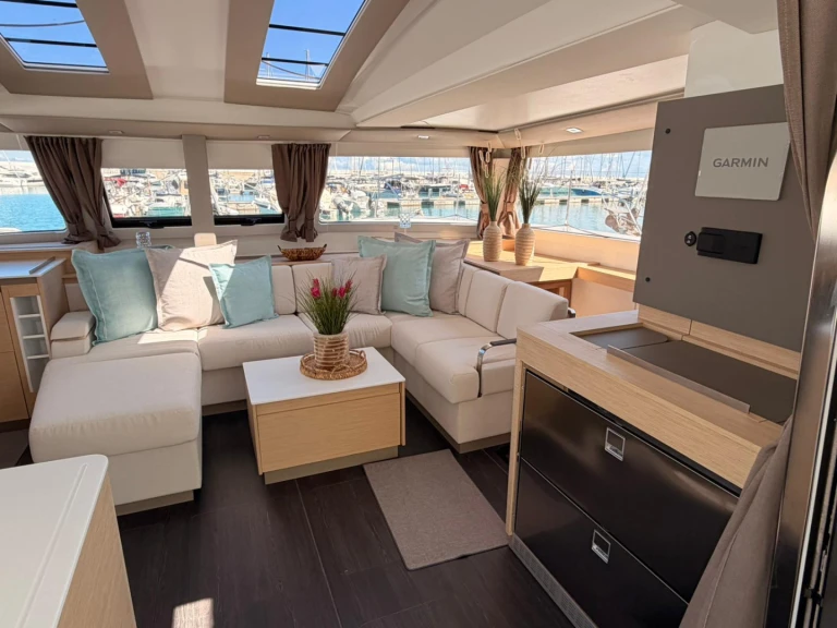 Fountaine Pajot Elba 45 jednotlivci a charterové společnosti v Capo d'Orlando