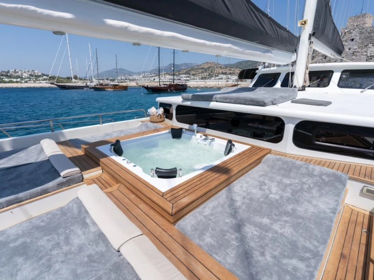 Pronájem Plachetnice Custom Made s licencí