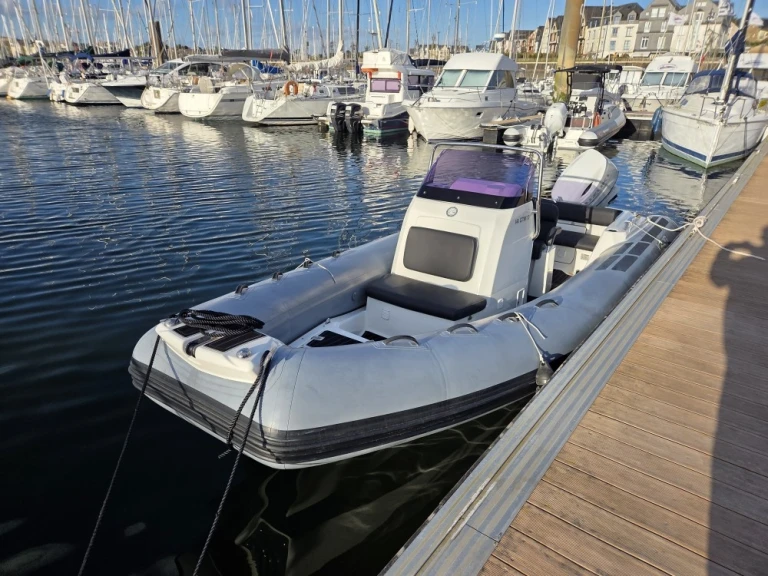 Pronájem Polotuhá loď Brig s licencí