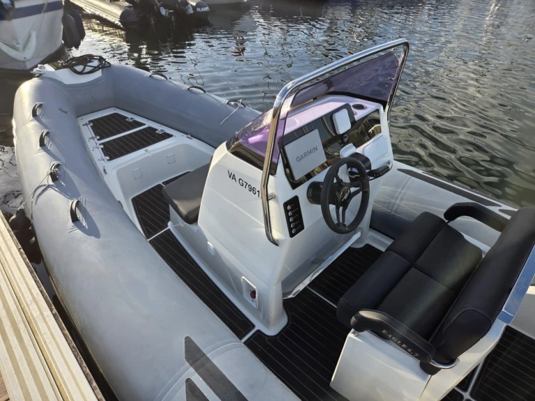 Brig Eagle 670 jednotlivci a charterové společnosti v Arzon