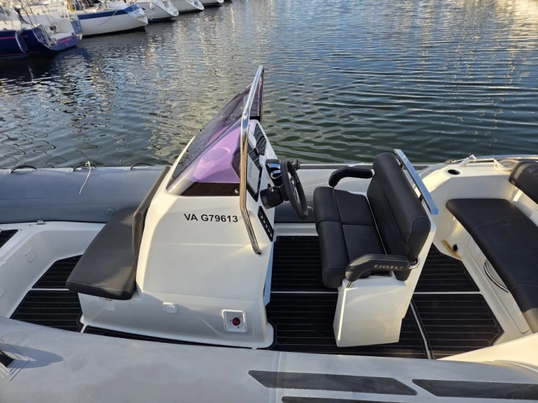 Pronajmout si Brig Eagle 670 v Vannes