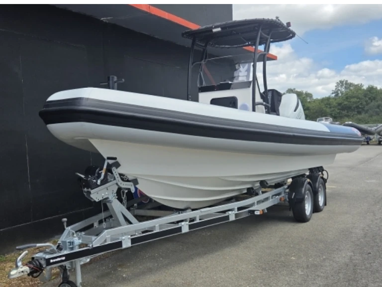 Polotuhá loď k pronájmu v Arzon za nejlepší cenu